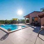 Gloria Villa